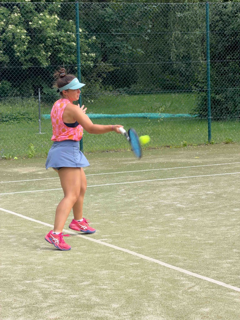 Spielerin beim Vorhandschlag auf dem Tennisplatz des TC Würmtal Krailling